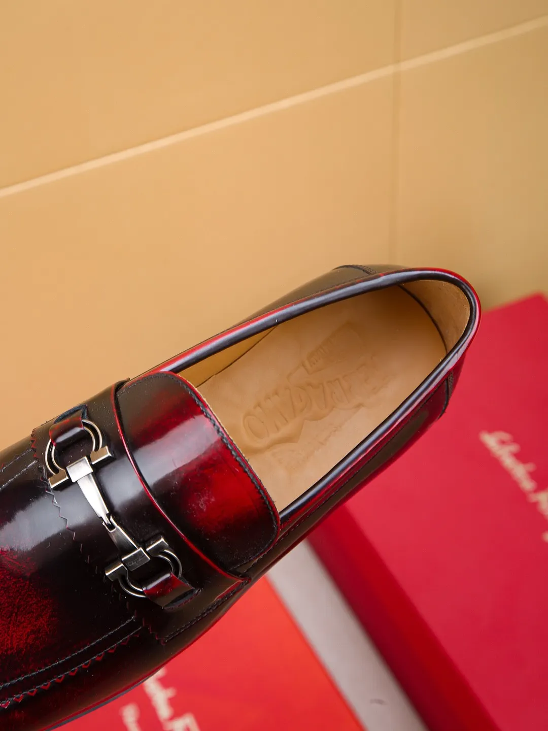 Men's shoes 💰460 🕷🕷🐂【Ferragamo】Ferragamo Popular fashionable leather shoes🇨🇳Official website counter 1:1 production, original mold opening💯Good quality can be seen, imported high-end first-layer waxed calfskin, water-dyed🐂leather lining🌿very clear texture, high-quality waterproof, non-slip and wear-resistant outsole🎋high quality and low price, truly handmade🍓colors available! Code number 39-44......(38.45.46.47 customized)